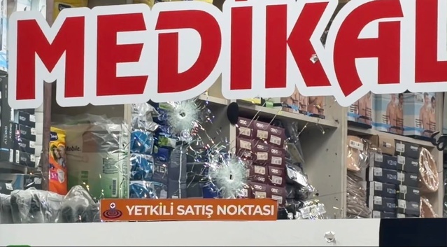 Ümraniye'de iş yerine uzun namlulu silahla ateş açan 2 şüpheli motosikletle kaçtı