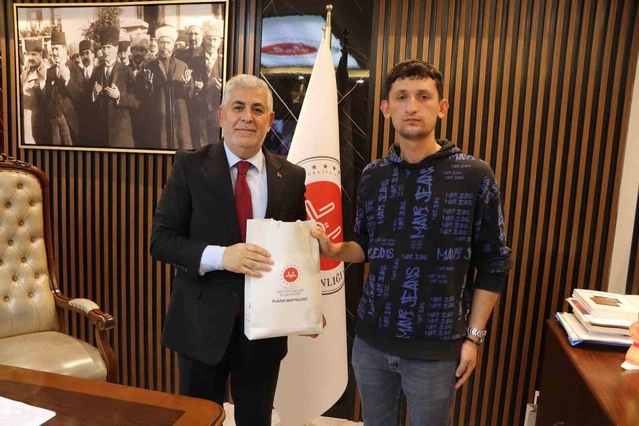 Elazığ İl Müftüsü Bingöl, simit tezgahına not bırakan Sertkaya'ya hediye takdim etti