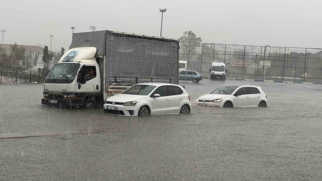 İstanbul Arnavutköy'de Alibey Deresi taştı, bir araç su altında mahsur kaldı