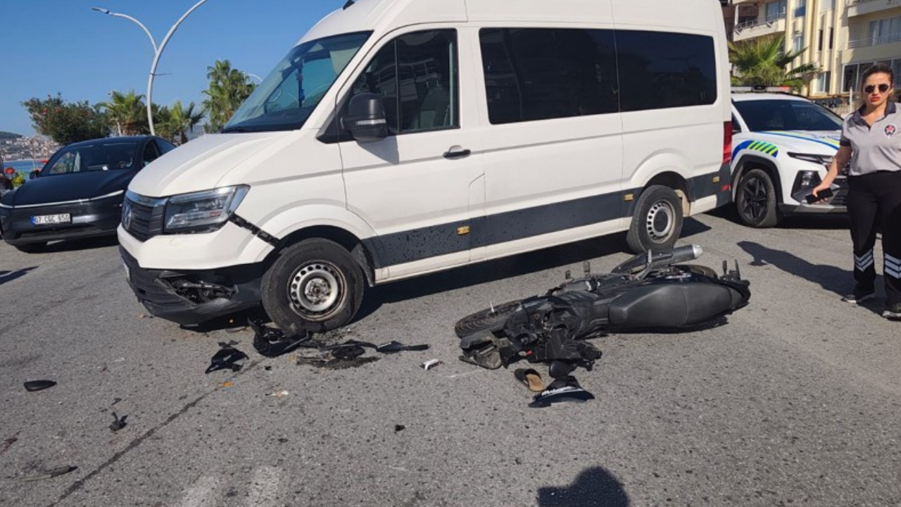 Alanya'da motosiklet ile minibüs çarpıştı