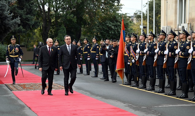 Kırgız Cumhurbaşkanı Caparov, Paşinyan'ı Ekim 2027'deki dağ zirvesine davet etti