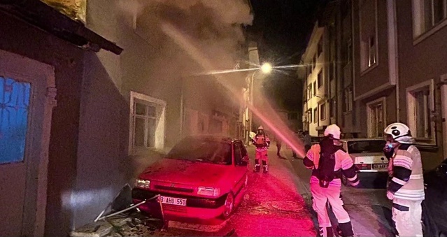 Kütahya Bahçelievler'de 3 katlı binanın 2. katında çıkan yangında yaralanan kişi öldü