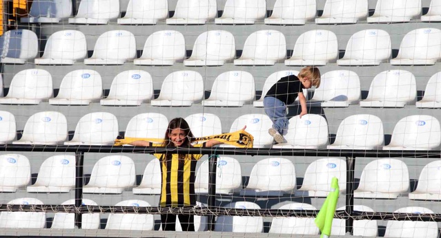 Deplasman tribününde sadece 3 kişilerdi! Hepsi aynı aileden