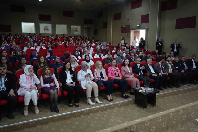 Muş Devlet Hastanesi'ndeki meme kanseri etkinliğinde erken teşhis çağrısı yapıldı