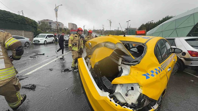 İstanbul Arnavutköy'de 5 araçlı kazada 2 kişi yaralandı, muhtar trafik lambası istedi