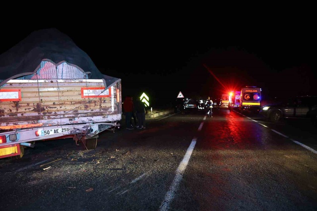 Nevşehir'de Sulusaray Kavşağı'nda tıra arkadan çarpan otomobildeki 2 kişi öldü