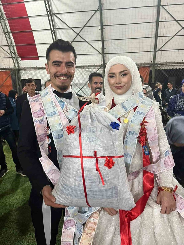 Espiye'deki düğünde takı olarak 25 kiloluk fındık çuvalı verildi