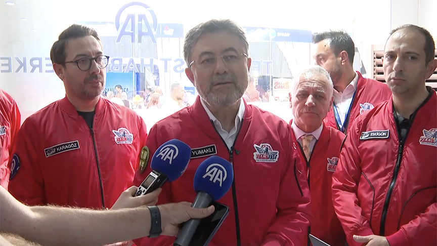 Tarım ve Orman Bakanı Yumaklı, TEKNOFEST Güneydoğu'da AA standını ziyaret etti