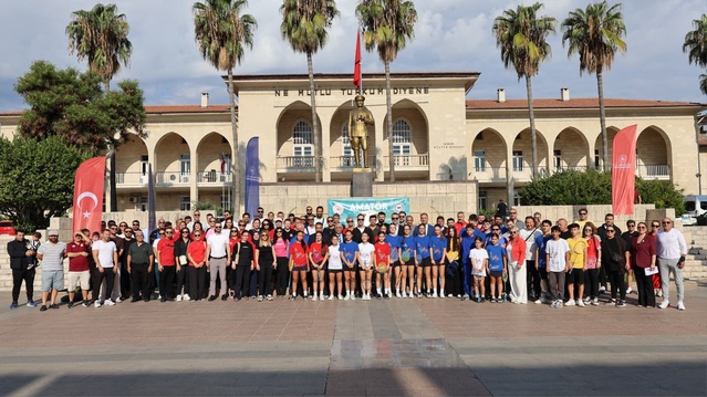 Mersin'de Amatör Spor Haftası, Atatürk Anıtı'na çelenk sunumuyla başladı