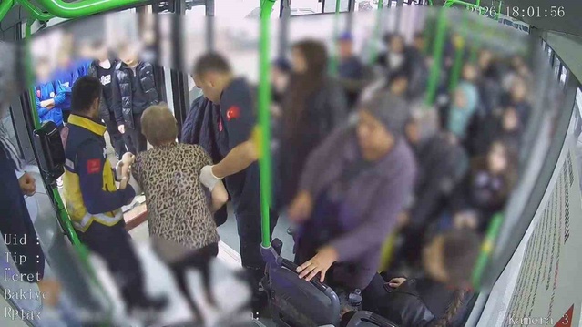 Kadın otobüs şoförü, İnegöl'de fenalaşan yolcuya 112'yi arayıp ambulans yönlendirdi