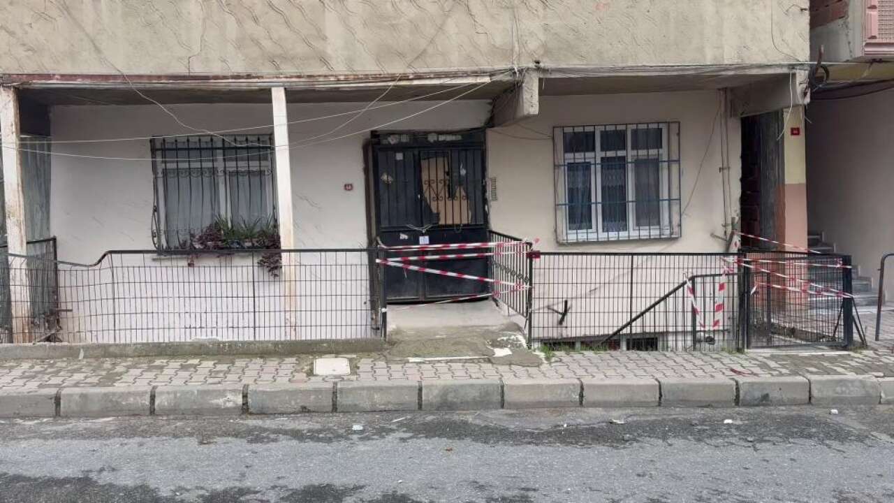 Küçükçekmece’de çatlama sesleri gelen bina mühürlendi