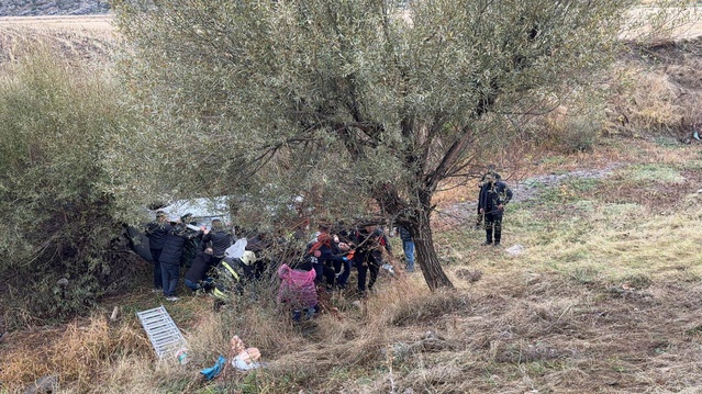 Konya Seydişehir'de kontrolden çıkan otomobil şarampole yuvarlandı, 5 kişi yaralandı.