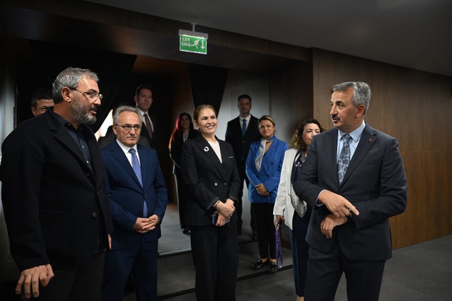 Kolejleri gezen Edirne Valisi Sezer, özel okul-devlet ayrımı yapmadıklarını belirtti