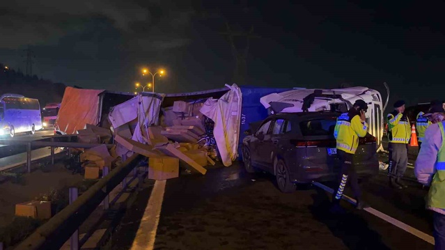 Kocaeli Dilovası'nda karşı şeride geçen tır yan yattı, sürücü öldü, 2 kişi yaralandı