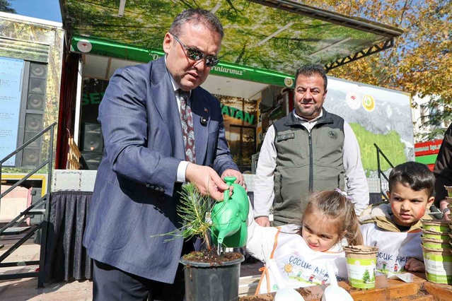 Bilecik'te Yeşil Vatan Tırı'na gelen öğrenciler orman bilincini eğlenerek öğrendi