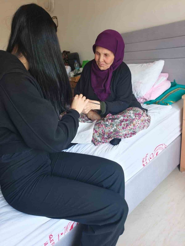 Bilecik Huzurevi sakinlerine lise öğrencileri bakım ve güzellik desteği sundu