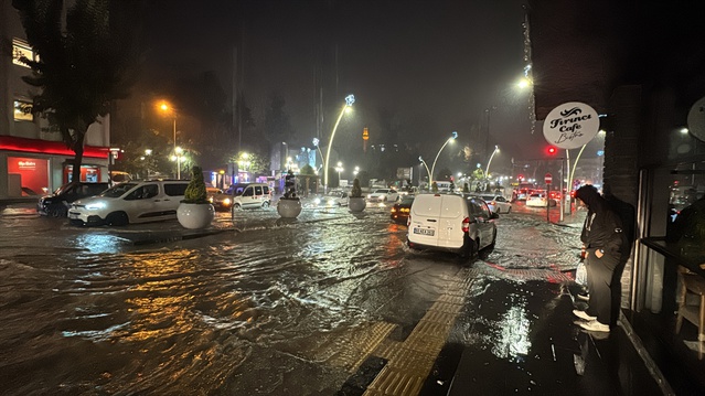Tokat'ta sağanak bazı iş yerlerini su bastı, ekipler mazgalları açmak için çalıştı