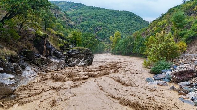 Tunceli'de Munzur Nehri sağanakla coştu, debisi 2 günde yüzde 30 artınca valilik uyardı