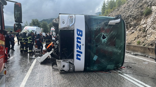 Isparta-Antalya kara yolunda yolcu otobüsü devrildi: Ölü ve yaralılar var