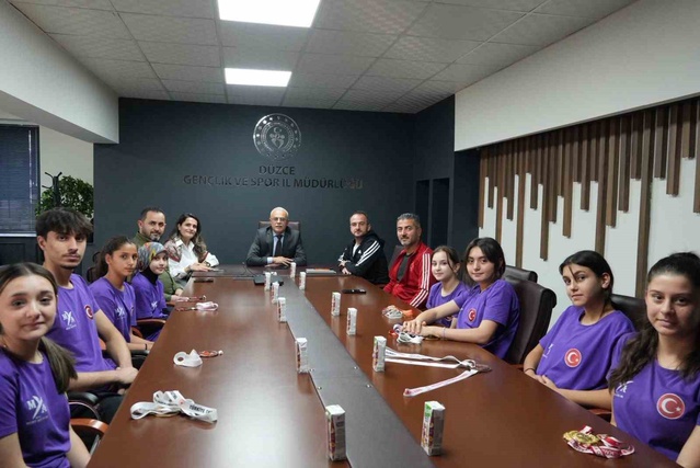 Düzce'de genç taekwondocular, İl Müdürü Arslantürk ile sportif gelişimlerini konuştu