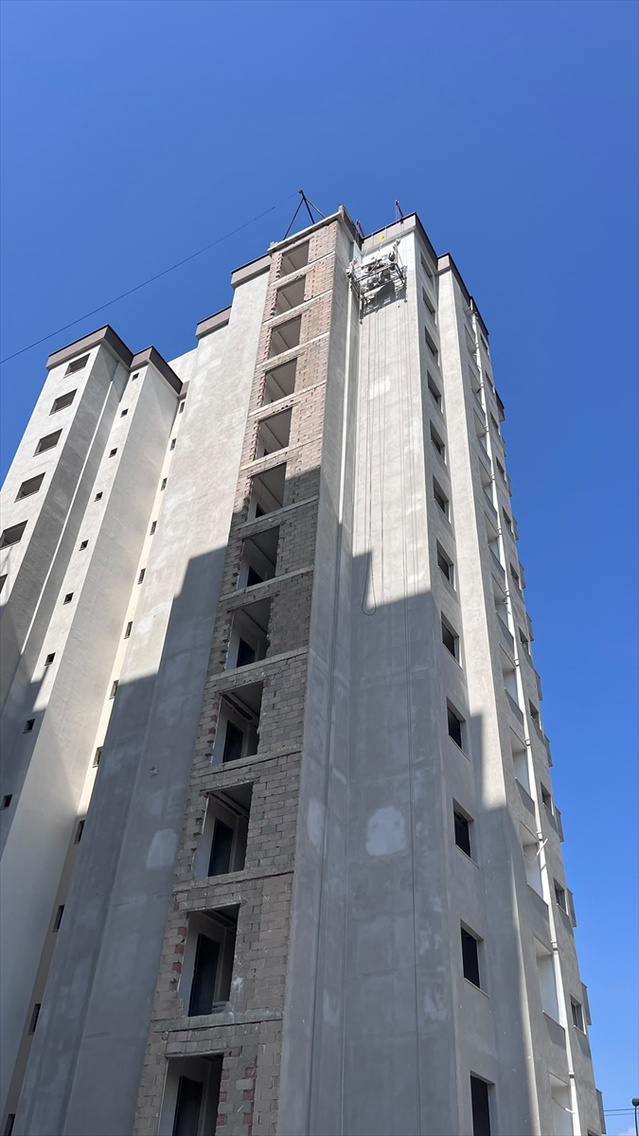 Adana Seyhan'da iskelesi arızalanan 2 işçi 11. katta mahsur kalınca itfaiye kurtardı