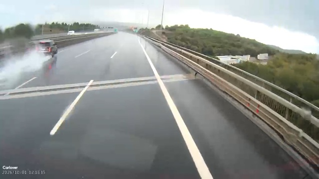 Pendik'te yağışta bariyerlere çarpan cipin kaza anı araç kamerasına yansıdı