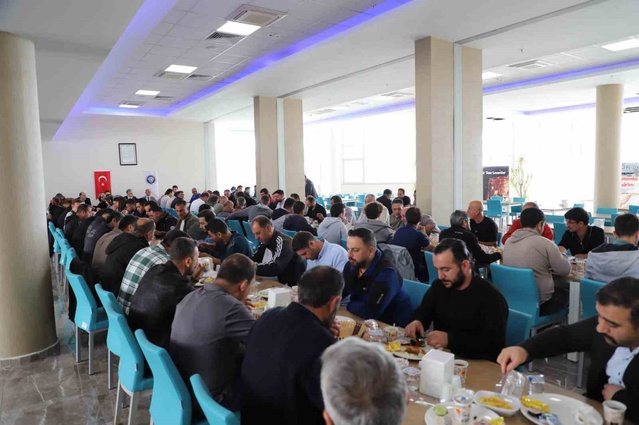 Erzincan Binali Yıldırım Üniversitesi Rektörü Kuyrukluyıldız işçi personelle buluştu