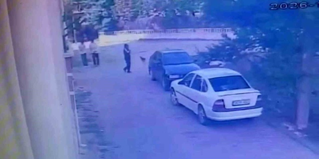 Bolu'da park halindeki otomobilden saati alan 4 kişiden biri kameraya yakalandı