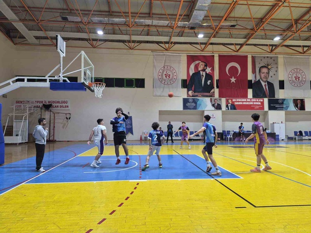 Burhaniye'de Cumhuriyet Kupası 3x3 basketbol turnuvası genç yetenekleri alkışlattı