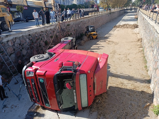 Kastamonu Tosya'da park halindeki saman yüklü tır kendi kendine çaya düştü