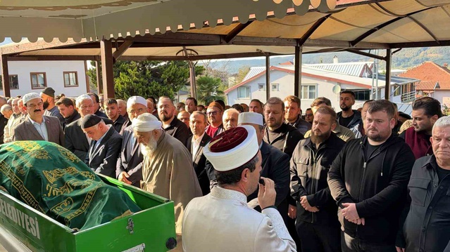 Kalp kriziyle ölen iş adamı Akdoğan'ın cenaze namazına Kaynaşlı'da 5 bin kişi katıldı