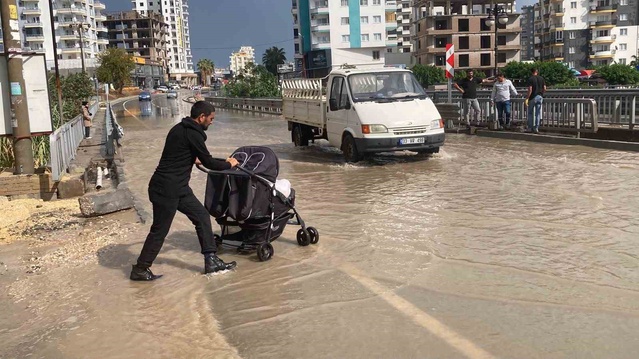 Mersin Erdemli'de sağanak yarım saat sürdü, Alata Mahallesi'nde bazı evleri su bastı