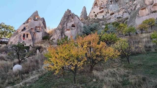 Kapadokya'da vadiler sonbaharla sarı ve kızıla büründü, turistler balon turu yaptı