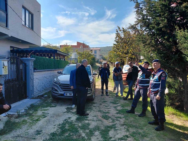 Mudanya Ayazma'da vatandaşlar yıkımı engellemek için çatıya çıktı, yıkım başlamadı