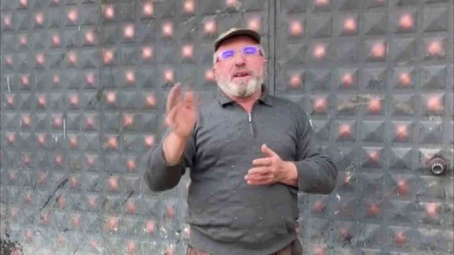 Amasya'da besici sevmek istediği ineğin tekmesiyle yere düştü, o anlar kamerada
