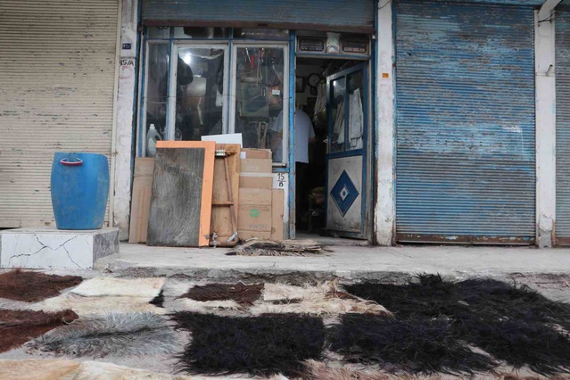 Adana'da 2 kardeş, elle peynir tulumu üreten son derici olarak mesleği sürdürüyorlar