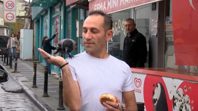 İsrafil Arslan, Ümraniye'deki marketinde kargaya özel yer yapıp adını Paşa koydu