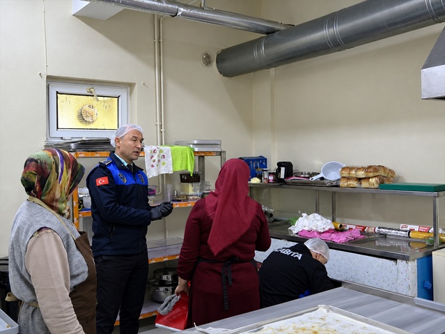 Bilecik Belediyesi okul kantinlerinde eksik bulunan işletmelere uyarı ve ceza verdi