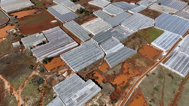 Antalya Demre'de 13 öğrenci ve 7 öğretmen selden kurtarıldı, hasar tespiti sürüyor