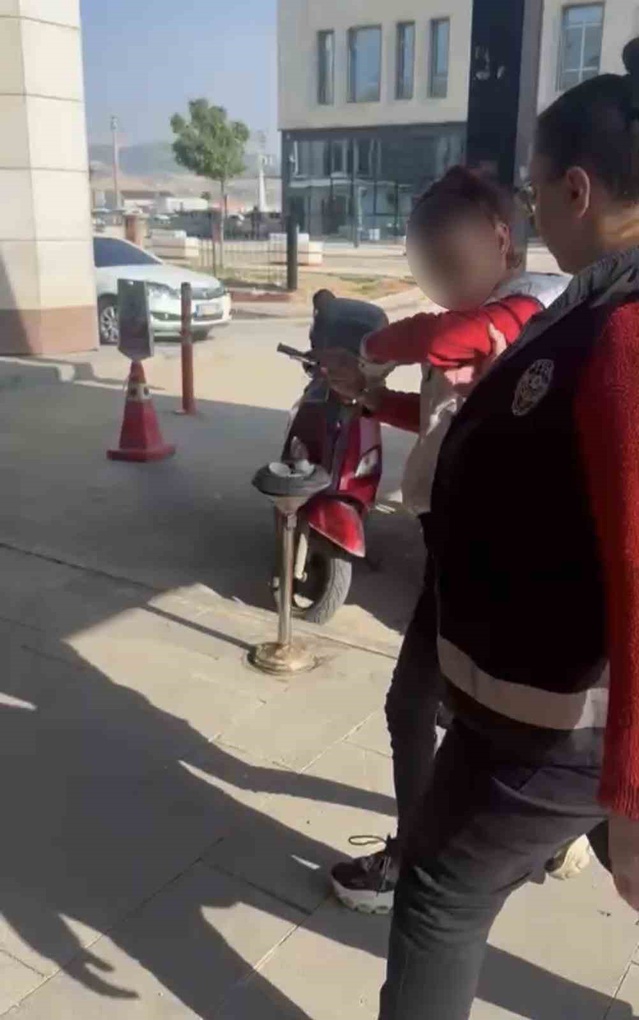 Adıyaman'da çöpteki kediye taşla vuran kadın yakalanarak adliyeye sevk edildi