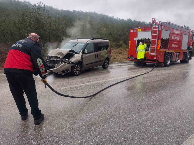 Bolu Mudurnu'da tırla çarpışan hafif ticari araçta 1 kişi yaralandı