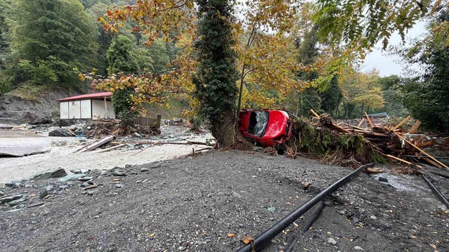 Sakarya Sapanca'da sel ağaç ve elektrik direklerini devirdi, kulübeler yıkıldı