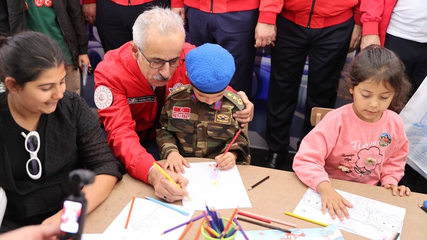 Ulaştırma ve Altyapı Bakanı Uraloğlu, TEKNOFEST Güneydoğu'da stantları ziyaret etti