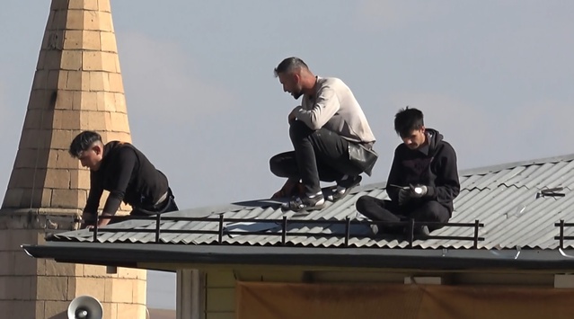 Sivas'ta 5 katlı binanın çatısında önlemsiz oluk tamiri yapan işçiler görüntülendi