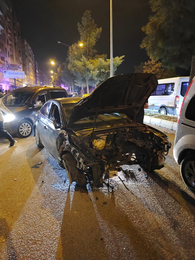 Mardin Kızıltepe'de dün gece meydana gelen zincirleme kazada 3 kişi yaralandı