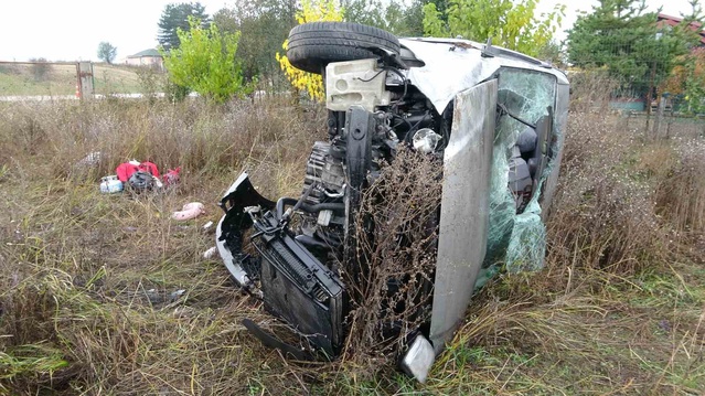 Kastamonu'da kaygan yolda hafif ticari araç şarampole yuvarlandı, 3 kişi yaralandı