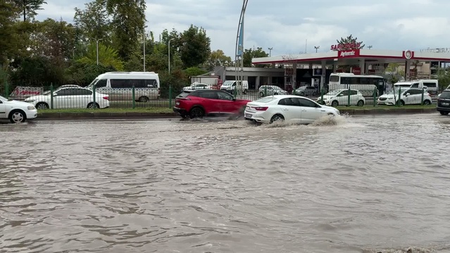 Malatya'da sağanak ulaşımı aksattı, MASKİ tıkanan mazgalları açtı
