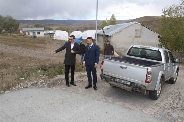 Kaymakam Semiz, Söğütlü ve Kaynarlı'daki beton yol çalışmalarını değerlendirdi