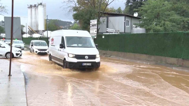 İstanbul Beykoz'da sağanak sonrası taşkın, Akbaba Caddesi'nde ulaşımı aksattı