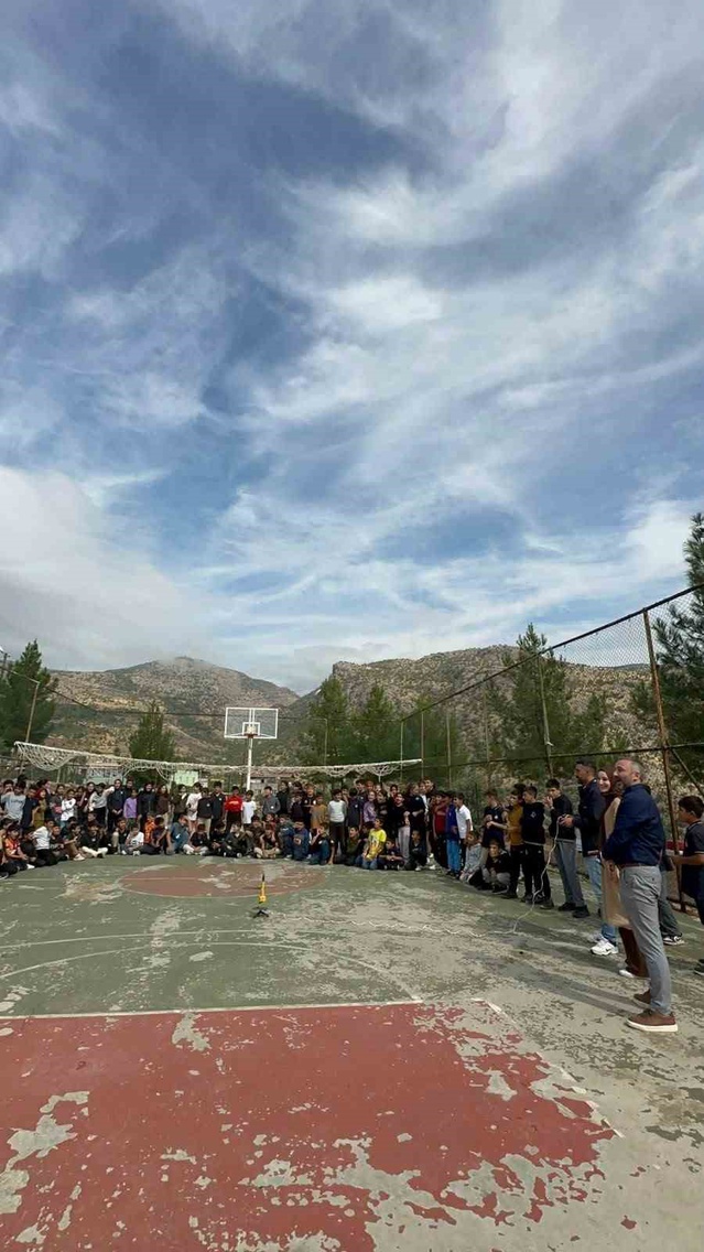 Siirt'te 7. sınıf öğrencileri geri dönüştürülebilir malzemelerden su roketi fırlattı